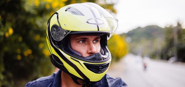 un homme avec un casque jaune