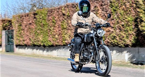 un homme avec sa moto 50 cc