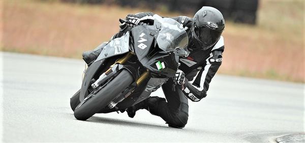 une moto noire sur la piste