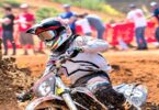 un homme avec sa motocross sur la piste