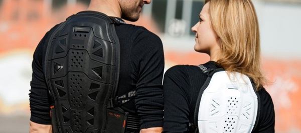 un homme et une femme mettent leur dorsale 