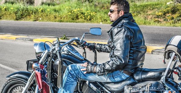 un homme sur son motard