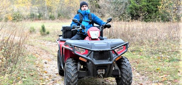 un homme sur son quad rouge