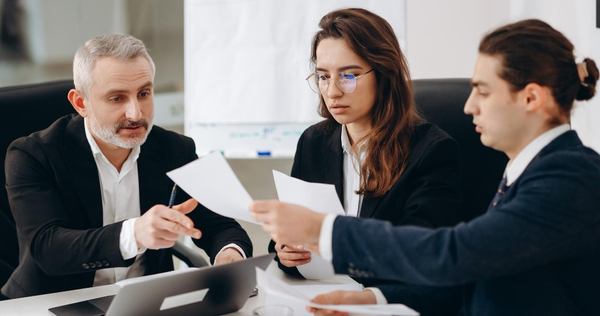 un homme fait de la signature dans un bureau