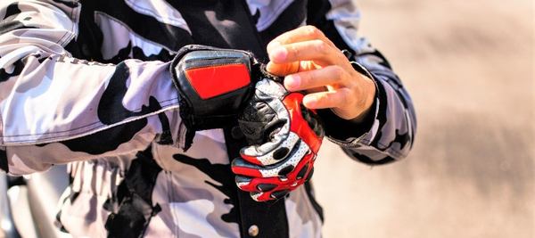 un homme vérifie son gant chauffant 