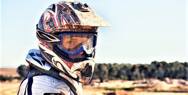 un homme avec un casque et son masque masque moto