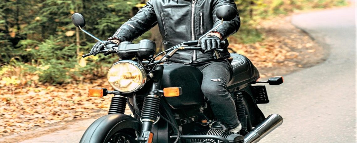 une moto sur la route