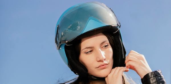 une jeune femme met son casque