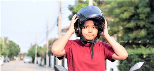 une petite fille met son casque