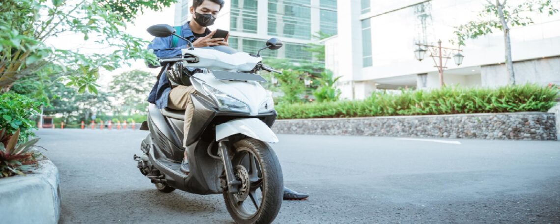 un homme assise sur une moto