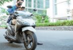 un homme assise sur une moto