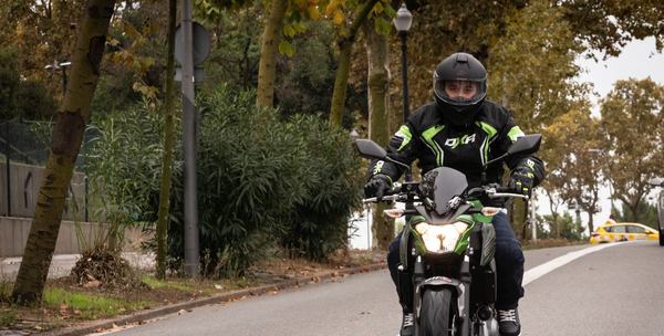 un homme avec une moto