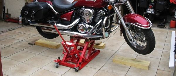 un moto sur un béquille centrale
