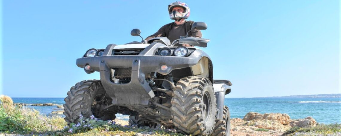 un homme avec son quad sur la plage