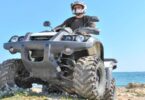 un homme avec son quad sur la plage