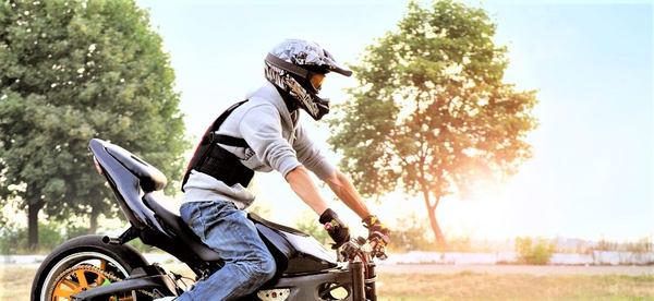 un homme sur son moto met son dorsale