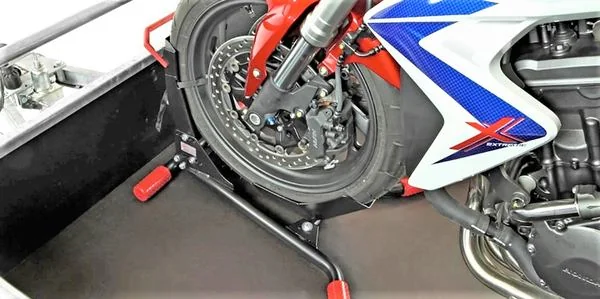 un bloque roue pour moto