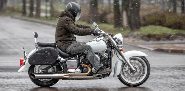 une motard dans la rue