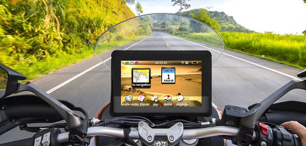 une moto sur la route avec un gps