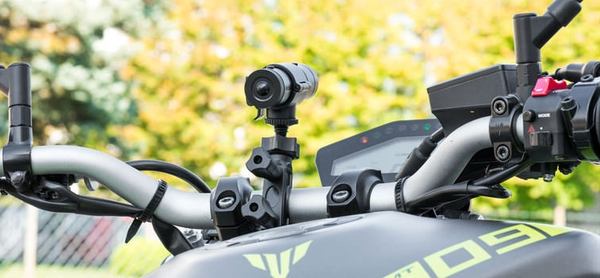 une dash caméra sur le guidon de moto