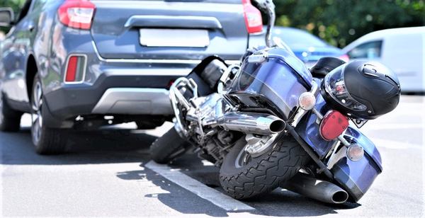 une moto percute une voiture