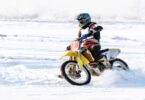 une moto roule sur la neige