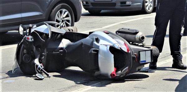 une moto qui tombe sur terre