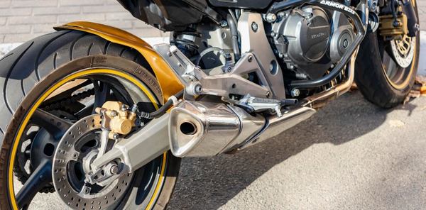 une moto de sport doré 
