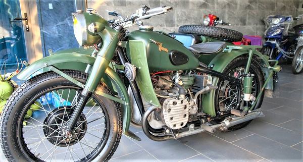 une moto verte dans une garage
