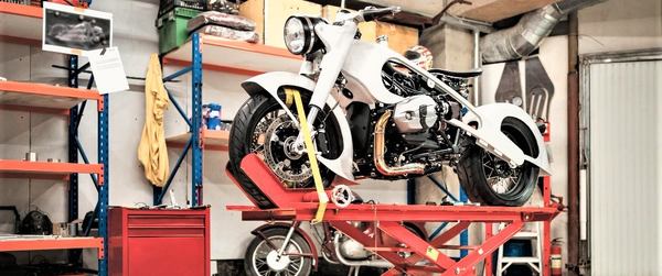 une moto sur une table élévatrice 