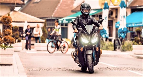 un homme sur une moto dans la rue 