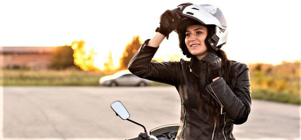 une femme enlève son casque