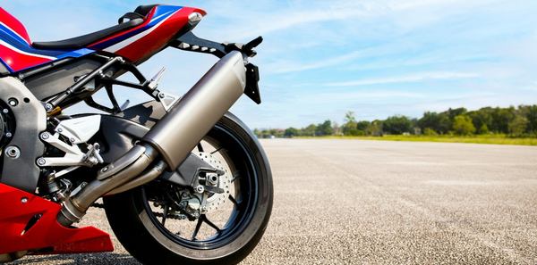 une moto cycliste sur une piste