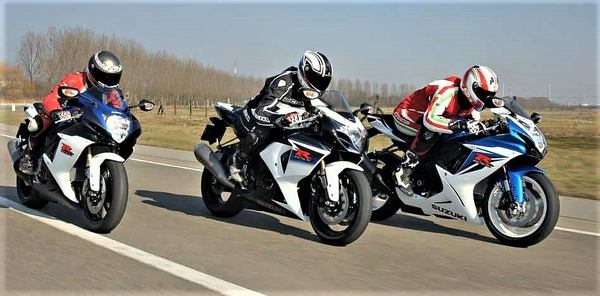 trois motos sur la route