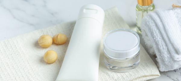 deux boîtes de crème pour la peau