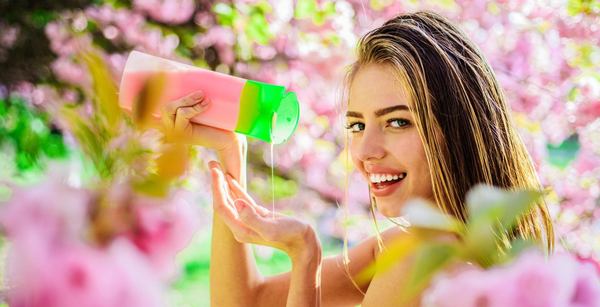 une femme souriante porte un shampoing