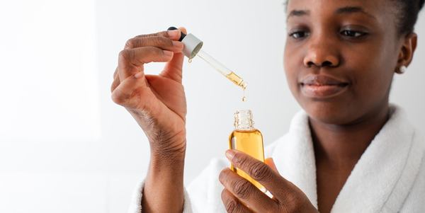 une femme teste la goutte d'huile