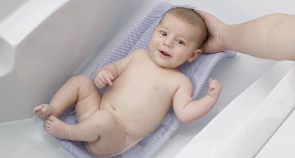 une main sur la tête d'un bébé