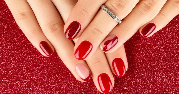 des ongles en couleur rouge