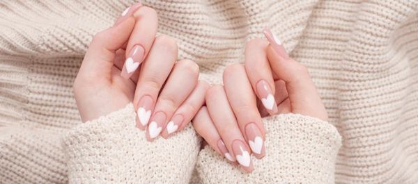 deux mains d'une femme avec l'ongle longue