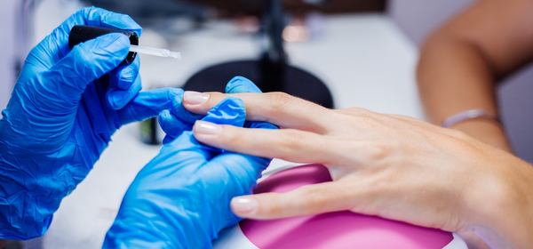 une traitement d'ongle avec un vernis