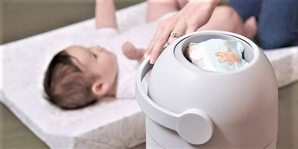 une maman et son bébé près d'une poubelle
