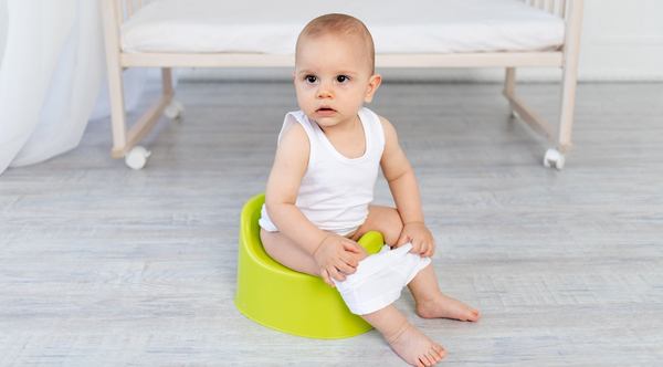 un bébé assis sur un pot