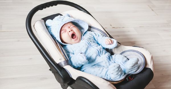 un bébé garçon sur un transat