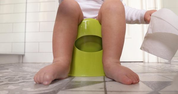 un bébé fait son besoin