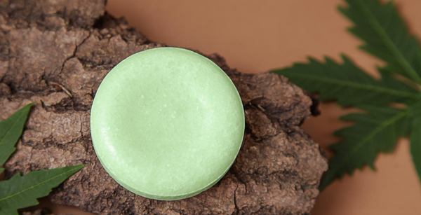 un shampoing solide vert