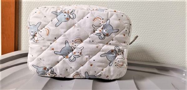 une trousse de toilette dans une chambre
