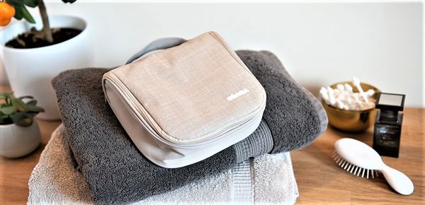 une trousse de soin grise pour bébé