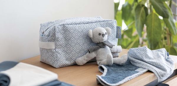 une trousse de toilette et une peluche