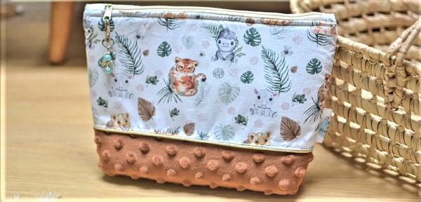 une trousse blanche et marron